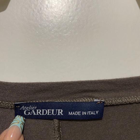 🎒Olive graphic top🎒 - Picture 4 of 5